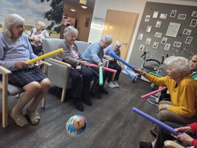 Im Wohnpark Zielitz haben sich die Kolleginnen und Kollegen eine kreative Beschäftigungsidee für die Bewohnerinnen und Bewohner einfallen lassen. Foto: Humanas