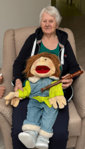 Bewohnerin Frau Garburg mit ihrem neuen Begleiter „Max“, dem sie ab und an ein Ständchen auf der Flöte spielt. Foto: Humanas