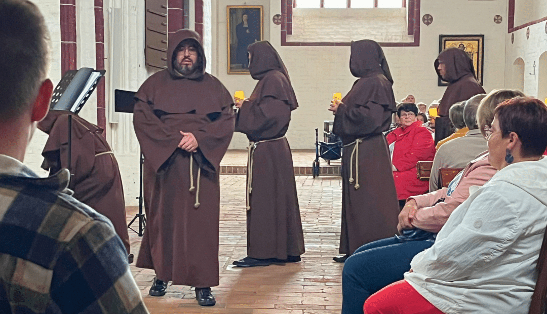 Bewohnerinnen und Bewohner des Humanas-Wohnparks Tangermünde besuchten ein Konzert der Gregorian Voices in der St.-Stephanskirche. Foto: Humanas