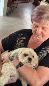 Bewohnerin Rita Funke genoss die Begegnung mit Hund Benny besonders. Foto: Humanas