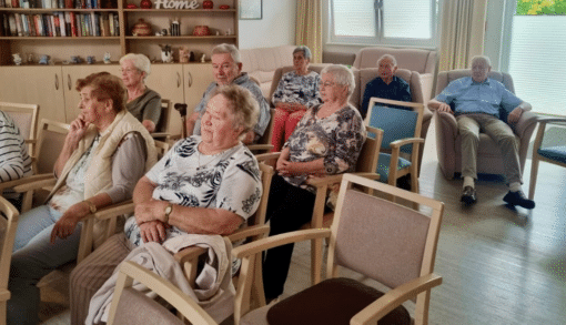 Schülerinnen und Schüler des Domgymnasiums Magdeburg gestalteten gemeinsam mit der Singschule des Magdeburger Domchores einen musikalischen Nachmittag im Humanas-Wohnpark Wanzleben. Foto: Humanas.